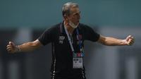 Pelatih PSM Makassar, Milomir Seslija saat melawan Persib Bandung dalam laga pekan ke-6 BRI Liga 1 2021/2022 di Stadion Wibawa Mukti, Cikarang, Sabtu (02/10/2021) WIB. Kedua tim bermain imbang 1-1. (Bola.com/Bagaskara Lazuardi)
