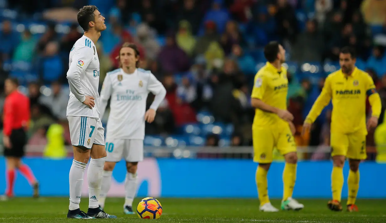 Penyerang Real Madrid Cristiano Ronaldo saat melawan Villarreal di pertandingan Liga Spanyol di stadion Santiago Bernabeu di Madrid, Spanyol (13/1). Gol tunggal Villarreal dicetak Pablo Fornals pada menit-menit akhir pertandingan. (AP Photo/Paul White)