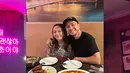 Malam minggu menjadi kesempatan bagi Omesh untuk lebih dekat dengan putri sulungnya. Dalam keterangan unggahannya, aktor berusia 38 tahun ini berharap semoga ia bisa menjadi sosok cowok ideal di mata sang putri. Anaknya genap berusia 12 tahun pada April 2025 mendatang, Ananda Omesh dan Dian Ayu tentunya sangat menjaga pergaulan putri tercintanya itu. (Liputan6.com/IG/@omeshomesh)