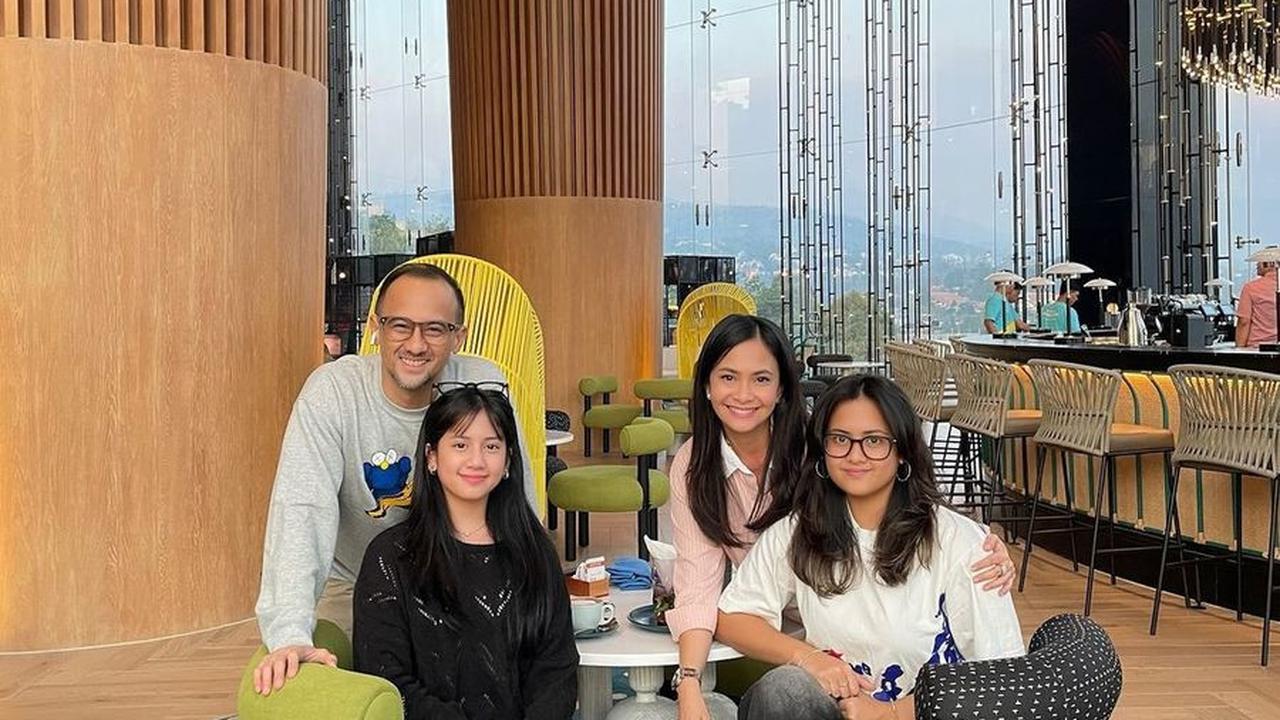 Potret Ersa Mayori Rayakan Ulang Tahun Kika Sang Putri Ke-20, Cantik - Kuliah di Teknik Penerbangan ITB