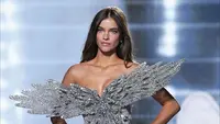 Barbara Palvin di Runway Victoria’s Secret yang ternyata baru saja operasi Endometriosis. [@realbarbarapalvin]