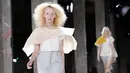 Model berjalan di atas catwalk membawakan busana karya desainer Rick Owens asal AS dalam koleksi Spring/Summer 2017 pada Paris Fashion Week di Paris, Prancis (29/9). (REUTERS/Gonzalo Fuentes)