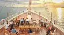<p>Berdasarkan keterangan pers diterima, sebelum ditutup dengan sesi acara makan malam atau gala dinner, Jokowi sempat mengajak para pemimpin ASEAN untuk sejenak melepas penat dengan melihat senja di Labuan Bajo di atas kapal Pinisi. (Agus Suparto, Fotografer Kepresidenan)</p>
