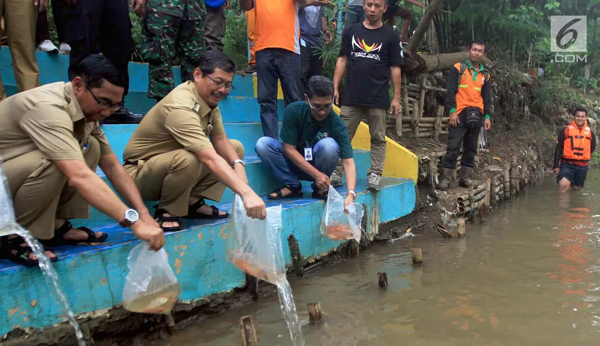 Walikota Jakarta Selatan Marullah Matali (tengah) melepaskan bibit ikan di Jalan Arus Srengsegawah, Jakarta Selatan (26/11). Kegiatan juga sekaligus  pengenalan sekolah Ciliwung di kawasan itu. (Merdeka.com/Arie Basuki)