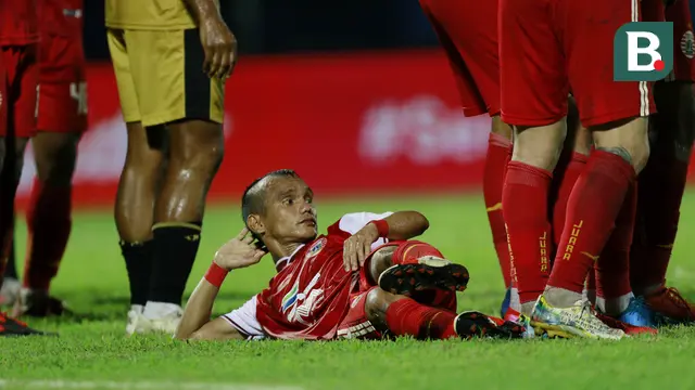 FOTO: Momen Nyeleneh Riko Simanjuntak Saat Jadi Pagar Tidur di Laga Persija Jakarta Vs Bhayangkara Solo FC
