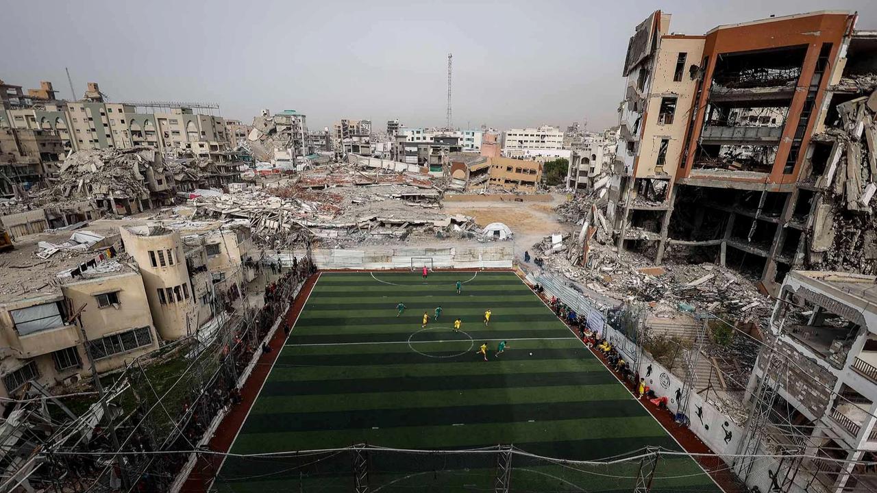 FOTO: Sepak Bola Hidupkan Harapan di Reruntuhan Gaza