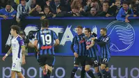 Pemain Atalanta merayakan gol yang dicetak Marten de Roon ke gawang Hellas Verona dalam laga giornata 9 Serie A Liga Italia di Gewiss Stadium, Minggu (27/10/2024) dini hari WIB. Atalanta menang telak 6-1 atas Hellas Verona dalam laga ini. (Spada/LaPresse via AP)