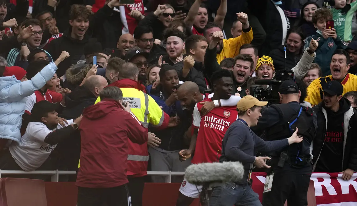 Arsenal akhirnya unggul 1-0 terlebih dahulu pada menit ke-31. Sepakan Bukayo Saka usai menerima umpan silang Kieran Tierney gagal dijangkau Ederson. (AP/Matt Dunham)