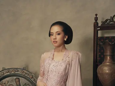 Di momen HUT ke-77 RI, Zara Adhisty tampil dalam balutan kebaya kutubaru berwarna rose gold yang dipadukan kain batik. (FOTO: instagram.com/zaraadhsty)