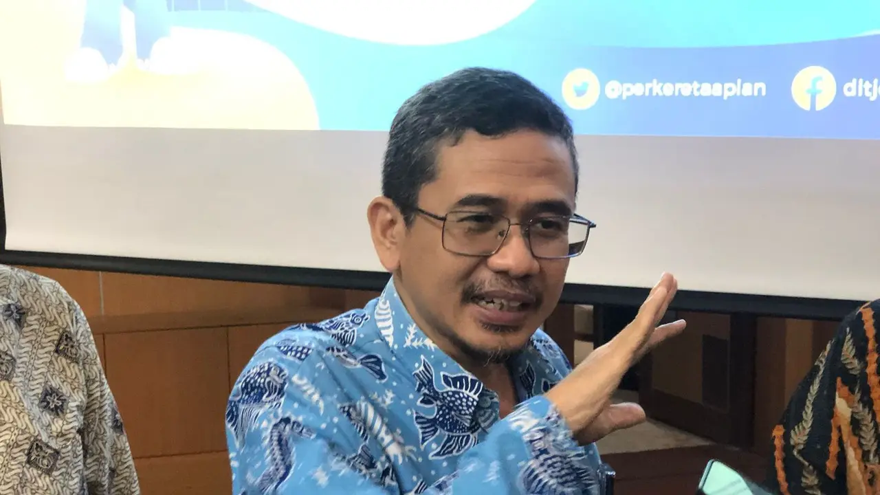 a Direktur Lalu Lintas dan Angkutan Kereta Api Direktorat Jenderal Perkeretaapian Kementerian Perhubungan Djarot Tri Wardhono dalam konferensi pers Update Program Mudik Gratis Kemenhub 2023, Jumat (24/3/2023). (Tira/Liputan6.com)