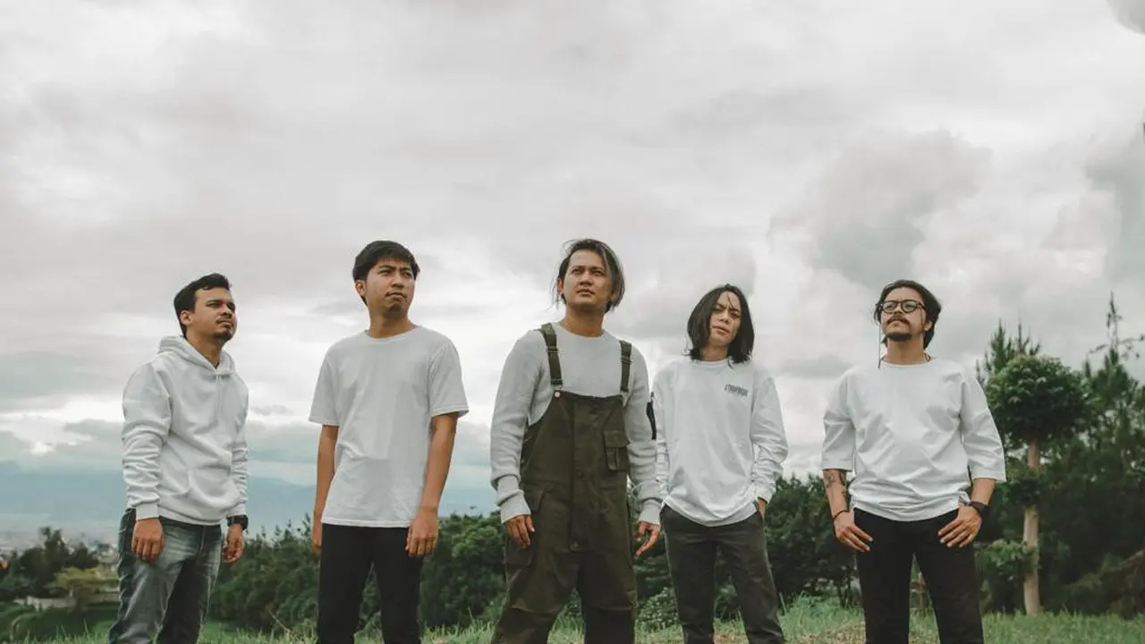 Kerabat kerja mengawali karier sebagai band pengiring penyanyi Fiersa Besari (ist)