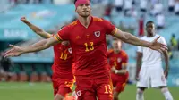 Gelandang Wales, Kieffer Moore melakukan selebrasi usai mencetak gol penyeimbang 1-1 ke gawang Swiss dalam laga grup A Euro 2020 di Baku Olympic Stadium, Azerbaijan, Sabtu (12/6/2021) malam WIB. (Foto: AP/Darko Vojinovic/Pool)