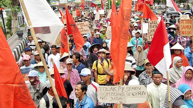 Ribuan warga berdemonstrasi menolak pabrik semen di pegunungan karst Gombong Selatan, Kebumen. (Liputan6.com/Perpag/Muhamad Ridlo)