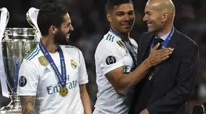 Isco (kiri) dan Casemiro tertawa bersama Zidane usai meraih trofi Liga Champions 2018 di Olympic Stadium, Kiev, Ukraina, (26/5/2018). Zinedine mundur sebagai pelatih Madrid 31 Mei 2018. (AFP/Paul Ellis)