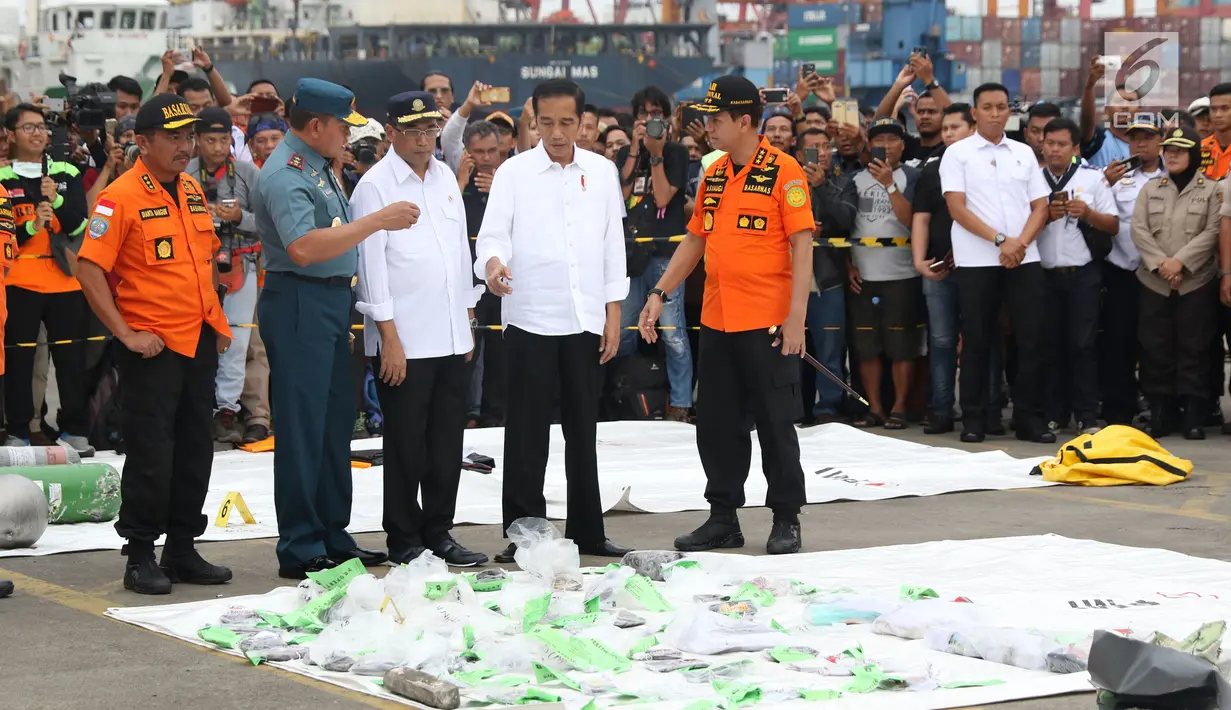 Presiden RI, Joko Widodo (kedua kiri depan) bersama Menhub Budi Karya Sumadi dan KaBasarnas Marsdya M Syaugi melihat barang yang diduga milik penumpang pesawat Lion Air JT 610 di Pelabuhan JICT 2, Jakarta, Selasa (30/10). (Liputan6.com/Helmi Fithriansyah)