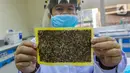 Peneliti menunjukkan kain berlapis tembaga untuk masker kain disinfektor di Pusat Penelitian Fisika LIPI Puspitek, Serpong, Tangerang Selatan, Senin (8/6/2020). Tim peneliti berhasil mengembangkan masker yang mampu membunuh bakteri dan virus (mikroorganisme). (Liputan6.com/Fery Pradolo)