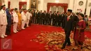 Presiden Joko Widodo didampingi Ibu Negara usai melakukan pelantikan lima Gubernur dan Wagub baru di Istana Merdeka, Jakarta, Jumat (12/5). (Liputan6.com)