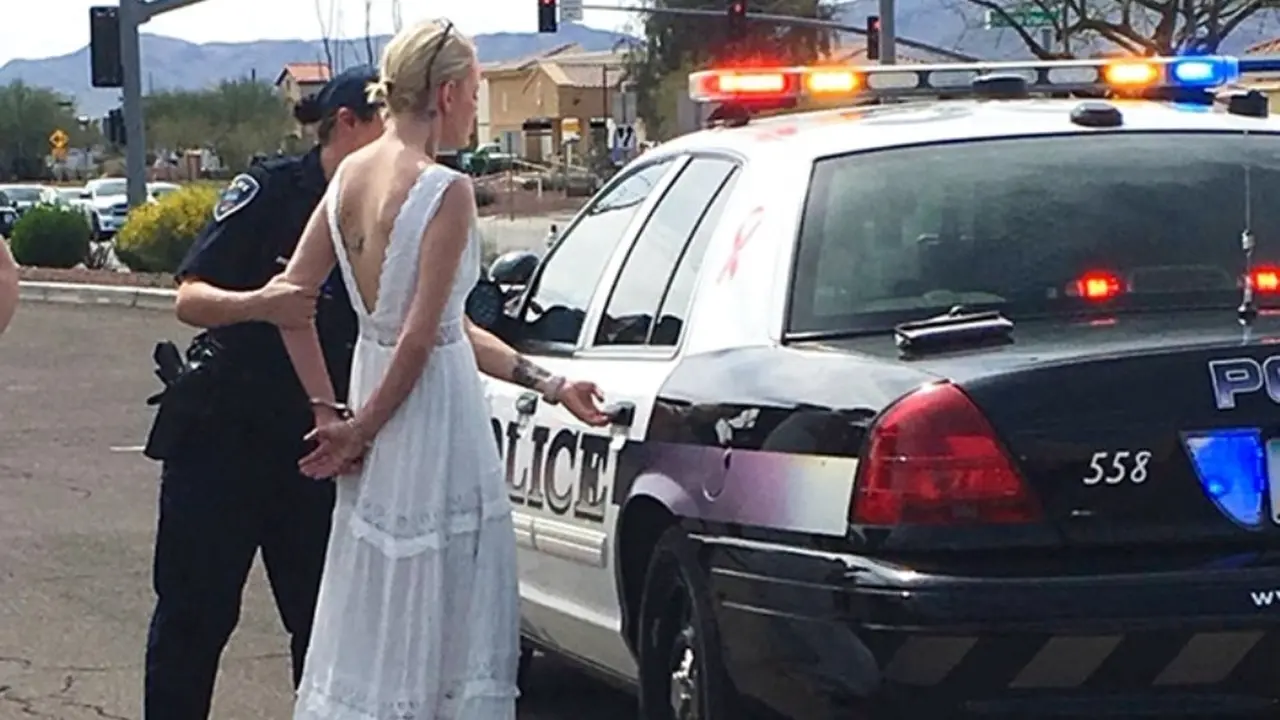 [Bintang] Cerita di Balik Viralnya Foto Pengantin Wanita yang Ditangkap Polisi Saat Hari Pernikahannya