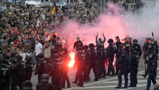 Aksi demonstrasi berlatar krisis imigran memicu kisruh besar-besaran di kota Chemnitz, Jerman, pada Minggu dan Senin, 26 dan 27 Agustus 2018 (AP)