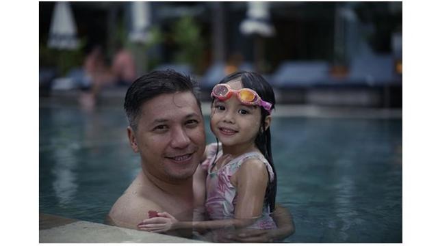 Gading dan Gempi menghabiskan waktu dengan berenang.