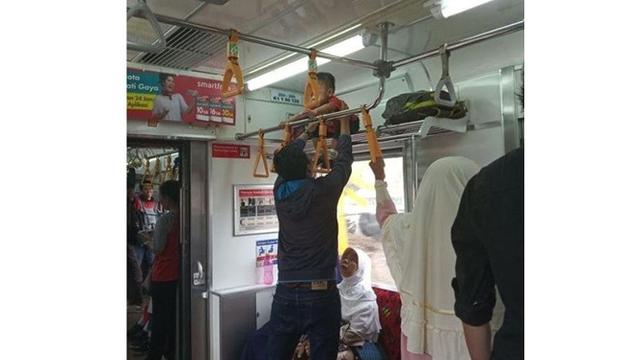 6 Kelakuan Kocak saat di Dalam Kereta Api Ini Bikin Ketawa