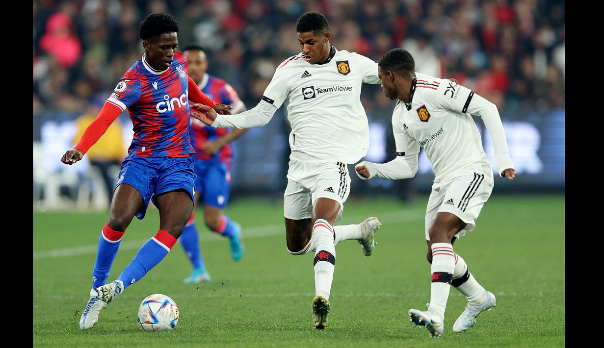 Malcolm Ebiowei (kiri) merupakan lulusan Akademi Debry Country. Tim besar seperti Manchester United berusaha mengejar striker berusia 18 tahun itu. Namun dengan alasan ingin tetap mendapat masuk di tim utama, Ebiowei akhirnya memilih Crystal Palace. (AFP/Martin Keep)