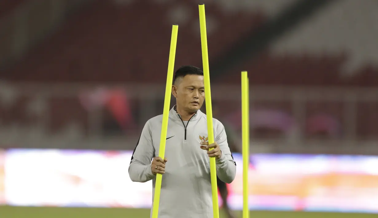 Asisten pelatih Timnas Indonesia, Yeyen Tumena, saat latihan jelang laga kualifikasi Piala Dunia di SUGBK, Jakarta, Senin (2/9). Indonesia akan berhadapan dengan Malaysia. (Bola.com/M Iqbal Ichsan)