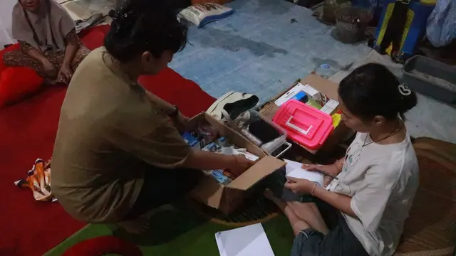 Korban banjir di Agam dicek kondisi kesehatan. (Liputan6.com/Novia Harlina)