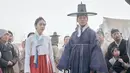 Roman sejarah My Dearest berpusat pada cerita seorang pria misterius (Nam Goong Min) yang tiba-tiba muncul di masyarakat kelas atas dan jatuh cinta dengan seorang wanita (Ahn Eun Jin) dari keluarga bangsawan. My Dearest tayang pada 4 Agustus. (Foto: MBC via Koreaboo)