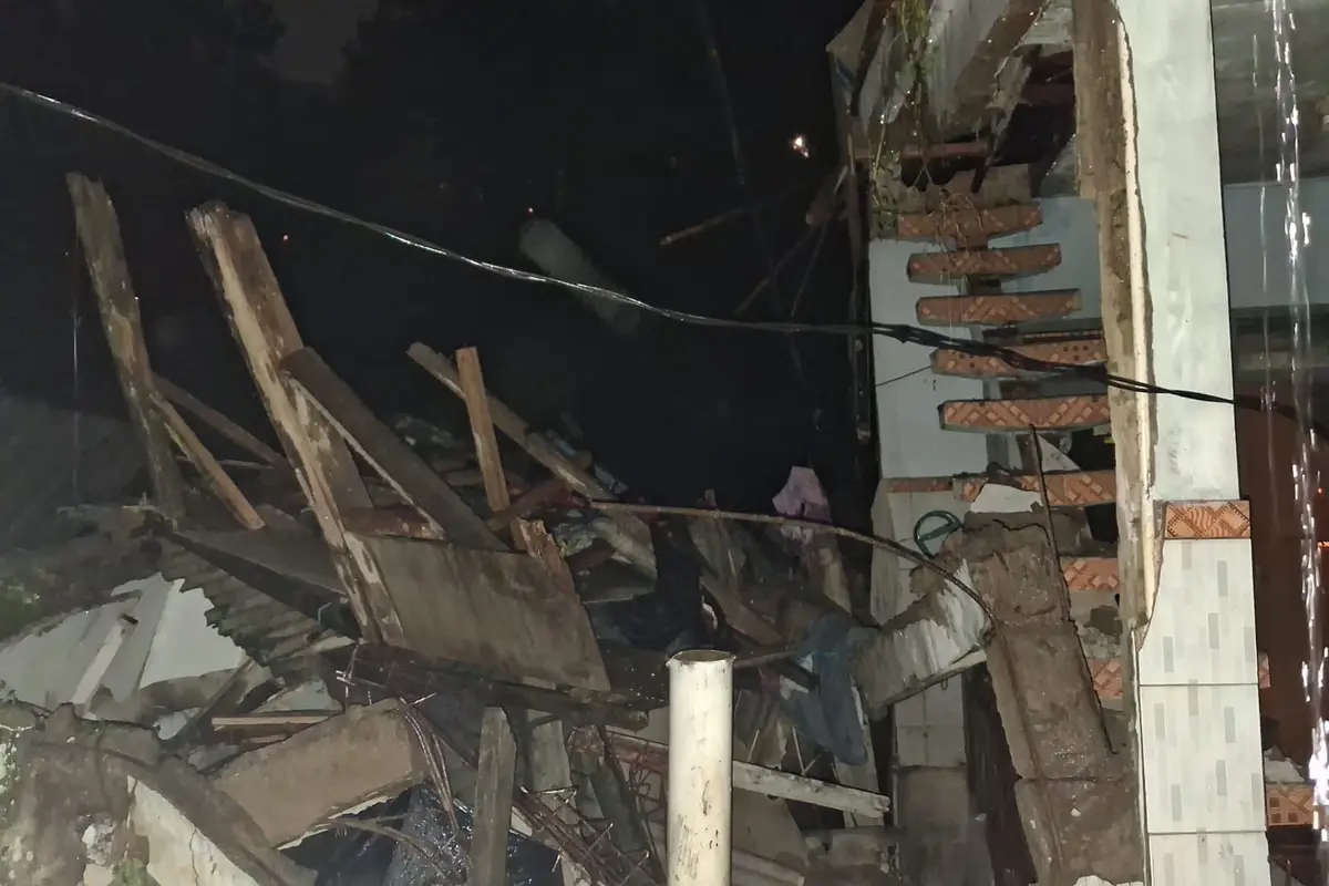 Terjadinya rumah roboh dikarenakan hujan dengan intensitas tinggi diakibatkan tergerusnya tanah yang menjadi topangan rumah dan pondasi yang kurang kuat. (Istimewa)