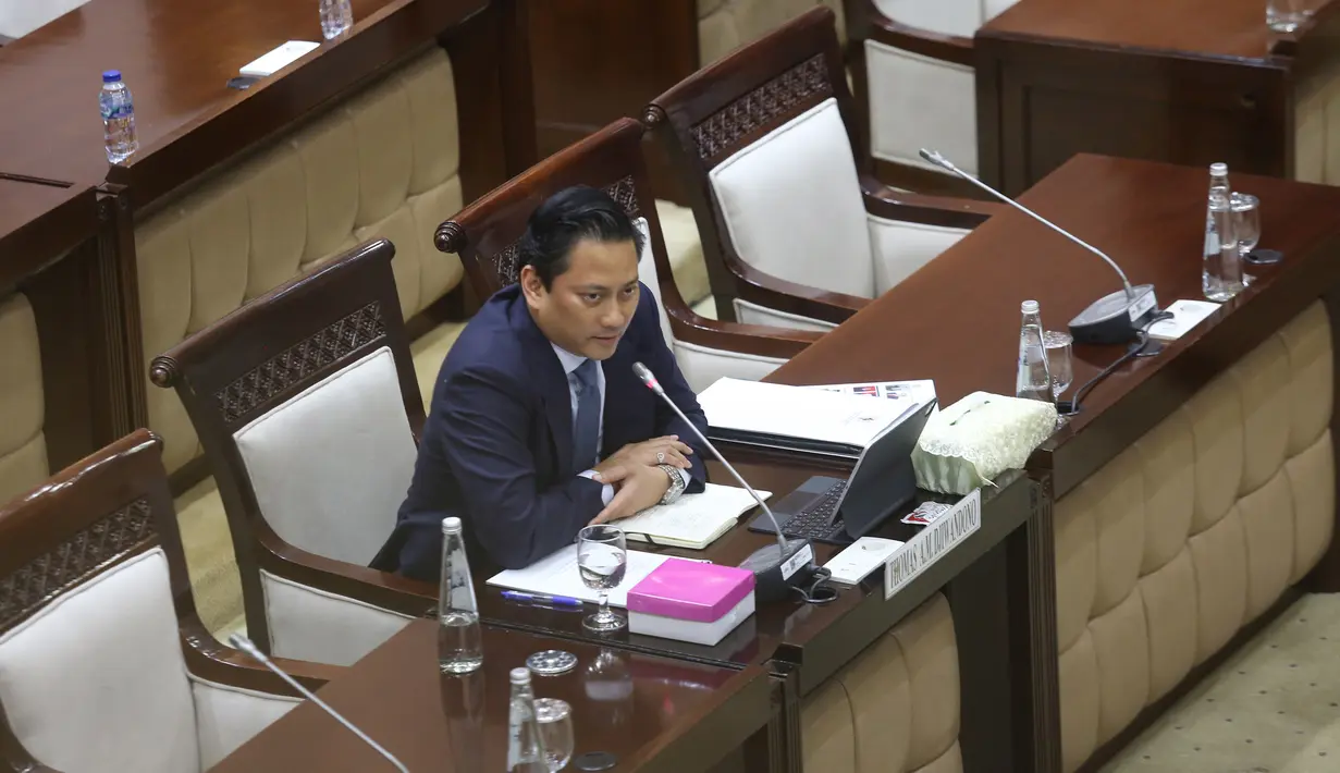 Wakil Menteri Keuangan yang juga Calon Deputi Gubernur Bank Indonesia, Thomas Djiwandono saat mengikuti uji kelayakan dan kepatutan di ruang Komisi XI Dewan Perwakilan Rakyat Republik Indonesia di Kompleks Parlemen, Senayan, Jakarta, Senin (26/1/2026). (Merdeka.com/Arie Basuki)