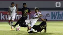 Pemain Arema FC Kushedya Hari Yudo (dua kanan) diadang pemain PSIS Semarang M Rio Saputro yang menghasilkan pinalti bagi Arema FC dalam pertandingan babak penyisihan Grup A Piala Menpora 2021 di Stadion Manahan, Solo, Selasa (30/3/2021). Arema FC kalah 2-3. (Bola.com/Ikhwan Yanuar)