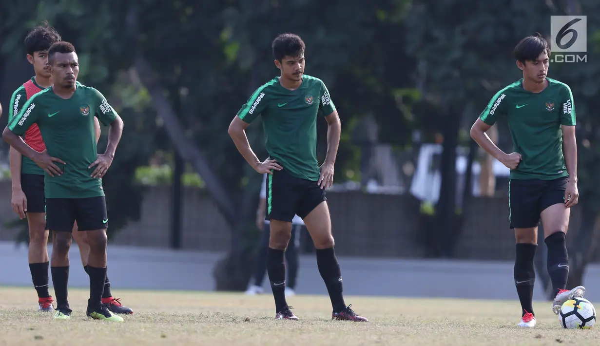 Pemain Indonesia U-19, Aji Kusuma (tengah) jelang laga internal di Lapangan A Kompleks GBK, Jakarta, Rabu (3/10). Latihan ini persiapan penentuan skuat utama Timnas Indonesia di Piala Asia U-19. (Liputan6.com/Helmi Fithriansyah)