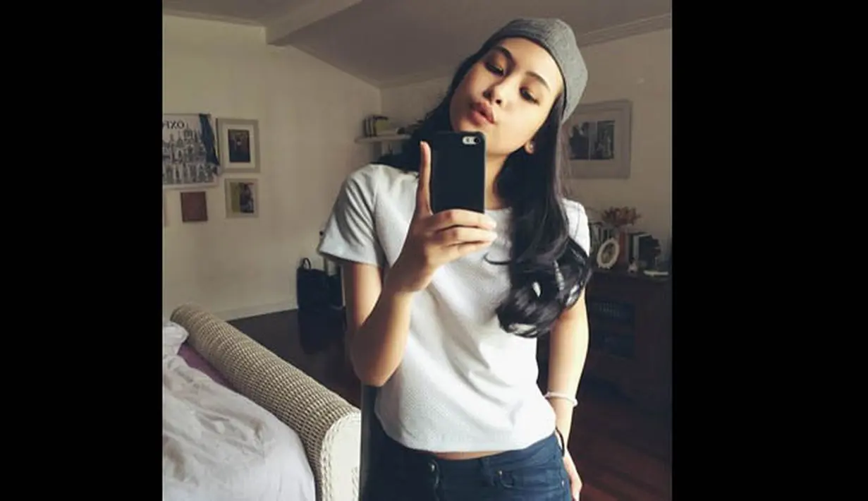 Maudy Ayunda memang dikenal sebagai aktris yang memiliki kecantikan alami, buktinya ia sering mengunggah foto-foto selfie dirinya di akun Instagram miliknya tanpa make-up. (instagram.com/maudyayunda)