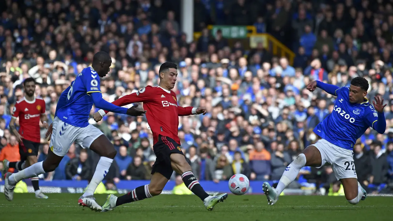 Foto: Berkat Harry Maguire, Everton Tumbangkan Manchester United dan Menjauh dari Zona Degradasi Liga Inggris