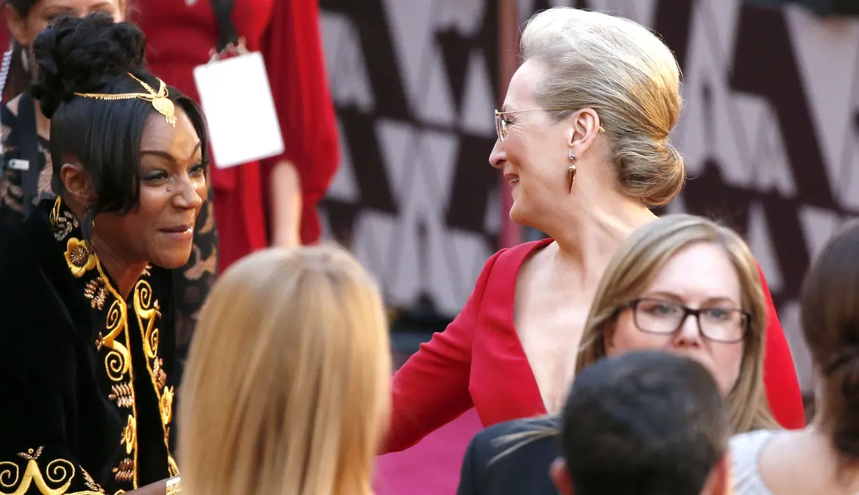 Bahkan Tiffany Haddish rela melompati batas saat red carpet demi bertemu dengan Meryl Streep. (harpersbazaar)