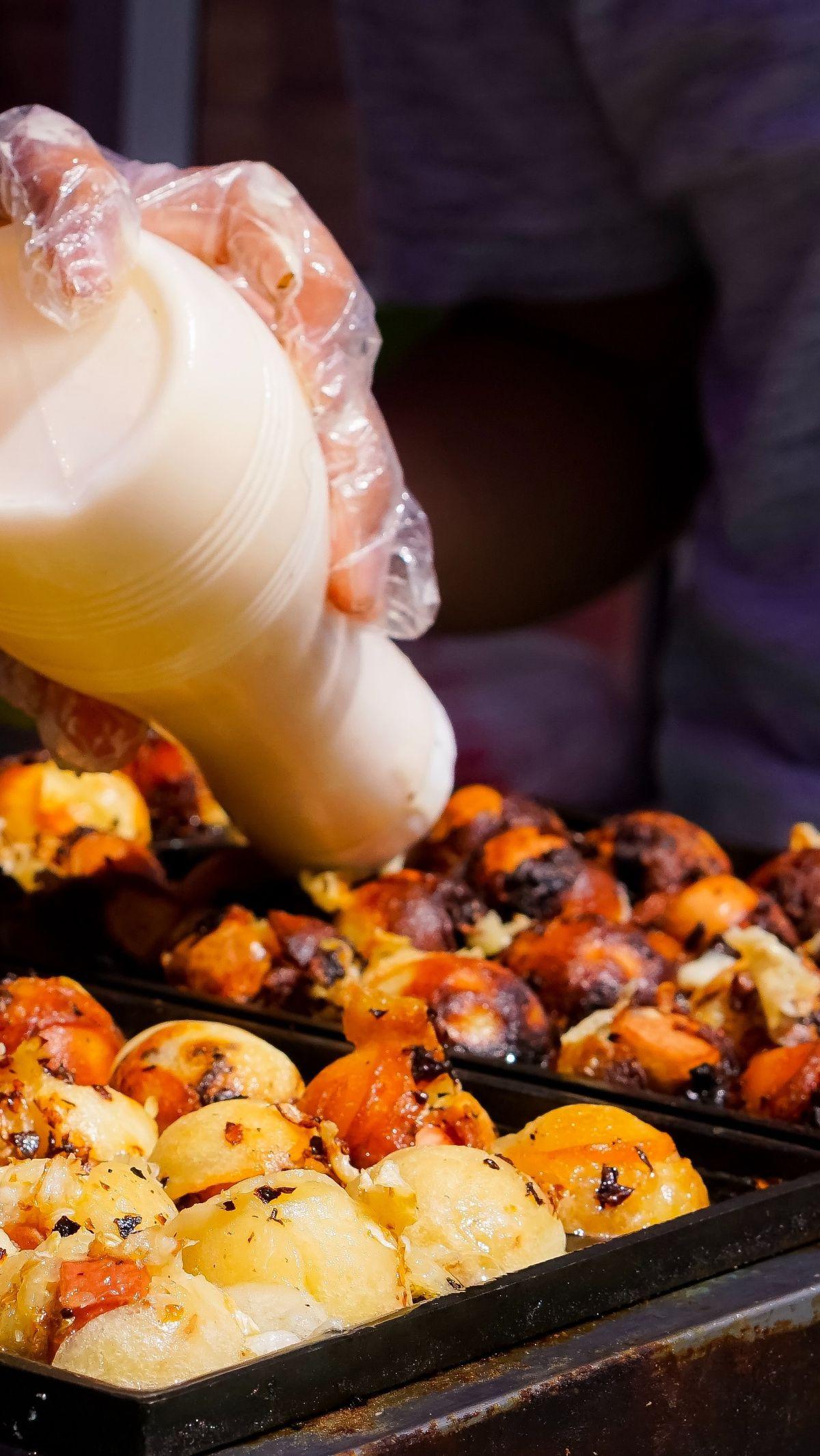 Siapa tak kenal takoyaki? Makanan khas Jepang yang satu ini populer di seluruh dunia. Takoyaki adalah bola-bola adonan bulat yang berisi potongan gurita dan bahan-bahan lainnya yang lezat. Berakar dari Osaka, takoyaki telah menjadi hidangan favorit di ber
