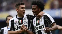 Striker Juventus, Paulo Dybala, merayakan gol yang dicetak Juan Cuadrado ke gawang Sampdoria pada laga Liga Italia di Stadion Luigi Ferraris, Italia, Minggu (19/3/2017). Sampdoria kalah 0-1 dari Juventus. (AFP/Miguel Medina)