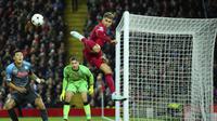 Penyerang Liverpool, Roberto Firmino menendang bola saat bertanding melawan Napoli pada pertandingan lanjutan Grup A Liga Champions di stadion Anfield di Liverpool, Inggris, Rabu (2/11/2022). Perolehan angka Liverpool sama seperti yang dimiliki Napoli, namun rivalnya dari Italia itu unggul produktivitas gol. (AP Photo/Jon Super)