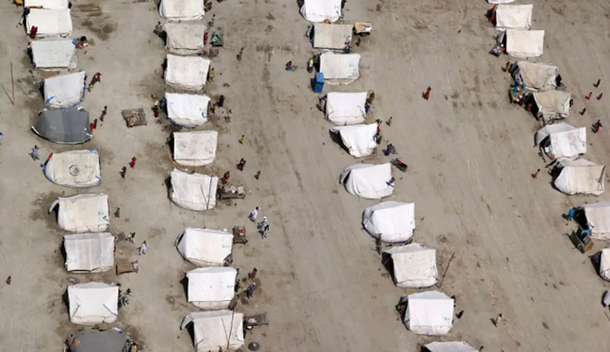 Kondisi Desa Rajanpur, Pakistan yang tergenang banjir, Kamis (6/8/2015). Warga hanya bisa pasrah menunggu bantuan yang dikirim pemerintah menggunakan helikopter. (AFP PHOTO/SS MIRZA)