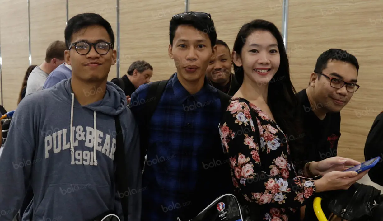 Meskipun harus melalui perjalanan sekitar 20 jam dari Jakarta, para peserta Carlsberg Hospitality tetap semangat saat tiba di Paris. (Bola.com/Vitalis Yogi Trisna)  