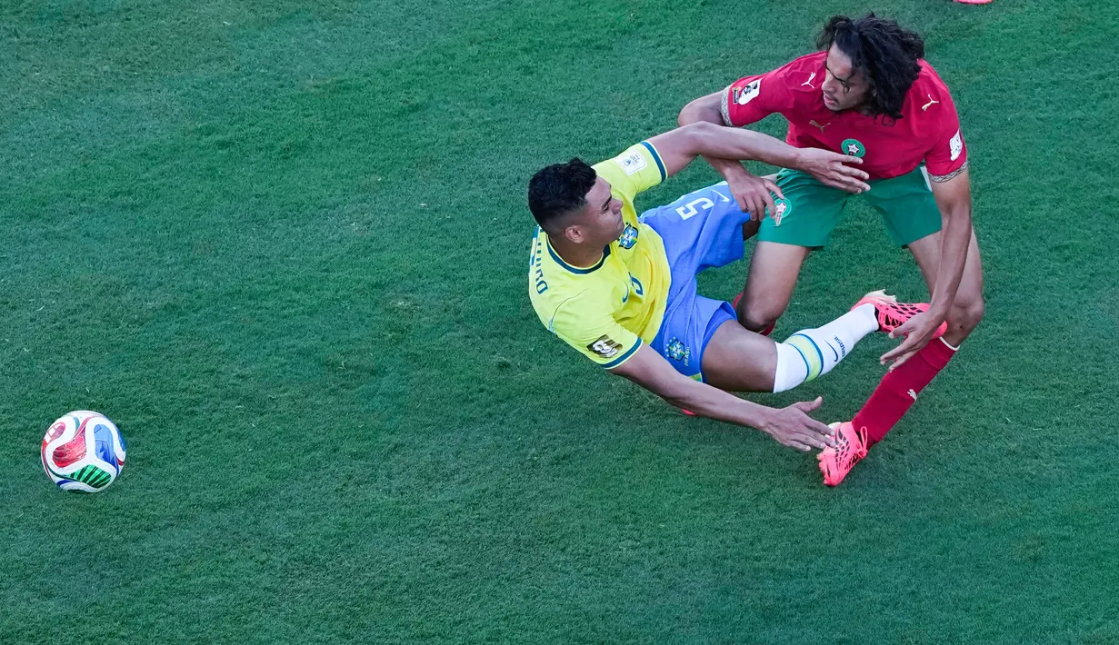 Ayyoub Bouaddi tampil sangat percaya diri. Dia tak takut menghadapi pemain-pemain Brasil yang berpengalaman dan lebih punya nama. (AP Photo/Matt Slocum)