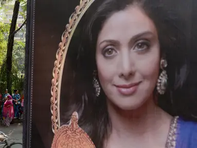 Gambar bintang Bollywood Sridevi Kapoor terlihat di luar kediamannya di Mumbai, India, Senin (26/2). Jenazah Sridevi yang meninggal pada 54 tahun karena serangan jantung di Dubai, Uni Emirat Arab akan diterbangkan kembali ke India. (PUNIT PARANJPE/AFP)