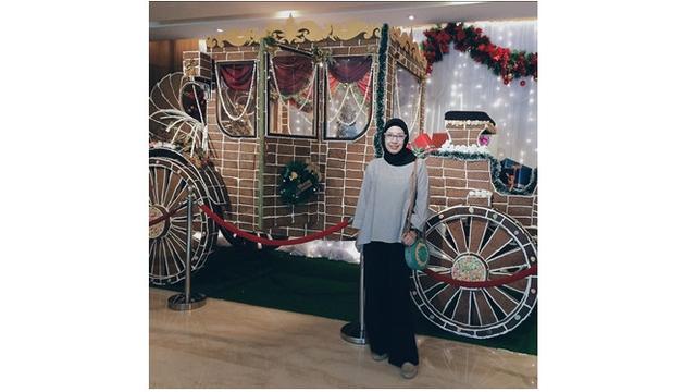 Natly tetap terlihat fashionable saat menggunakan busana muslim.