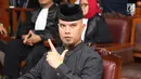 Ekspresi Ahmad Dhani Prasetyo saat menjalani sidang perdana di PN Jakarta Selatan, Senin (16/4). Dhani dinilai melanggar Pasal 28 ayat 2 juncto Pasal 45A ayat 2 Undang-undang Nomor 19 Tahun 2016 tentang ITE. (Liputan6.com/Immanuel Antonius)