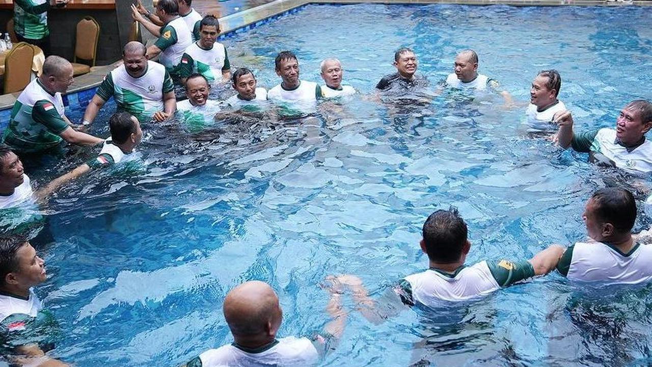 Saking semangatnya, terlihat Dudung sampai berendam bareng teman-temannya di kolam renang. Tampak senyuman bahagia Dudung terpancar di wajahnya. <br>