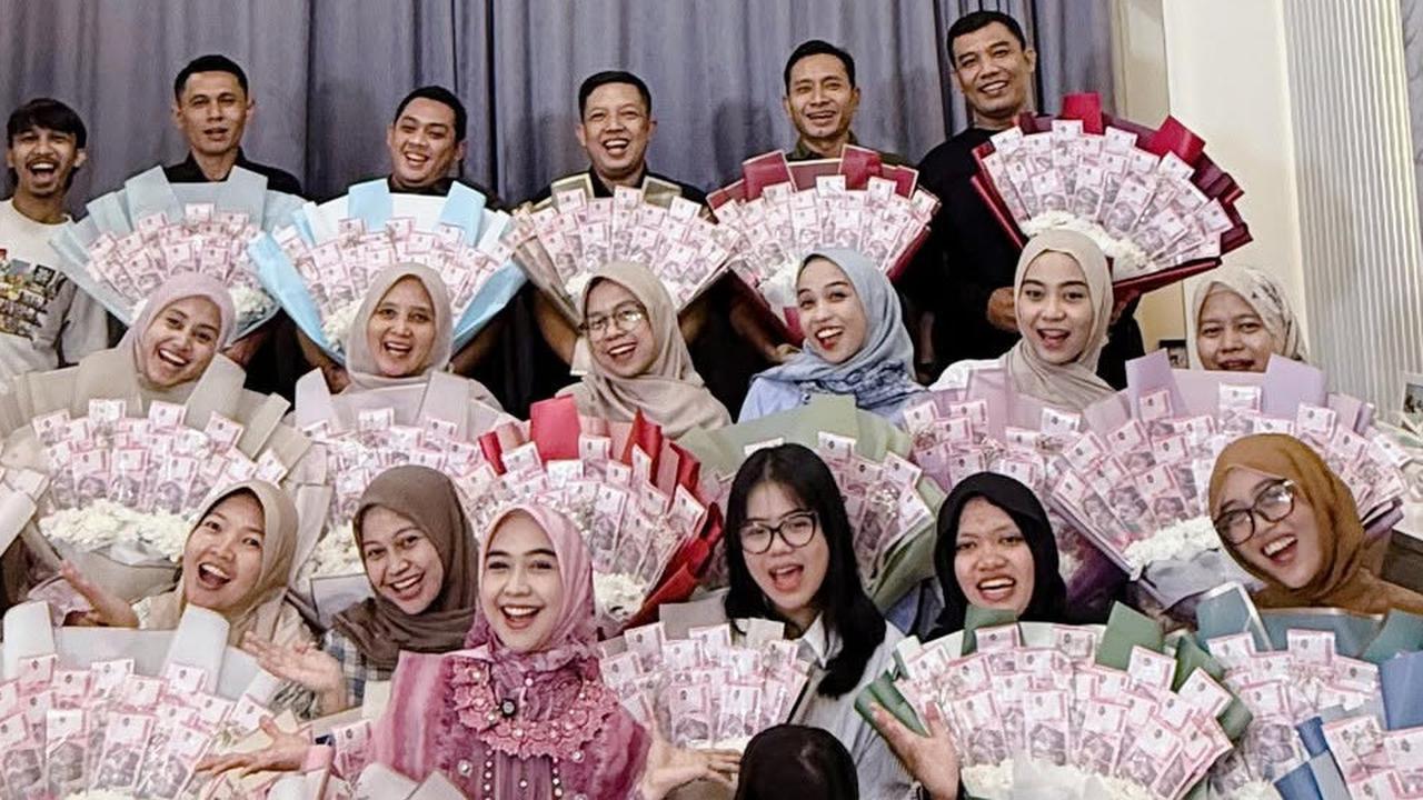 Terlampau Unik dan Gemas, Ria Ricis Bagi-Bagi THR ke Karyawan dalam Bentuk Buket Uang