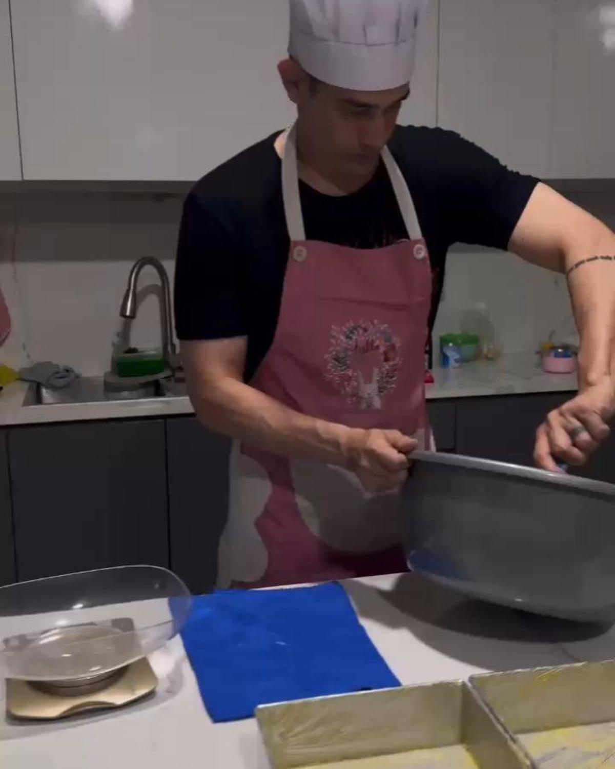 Ganteng dan Gagah, Ternyata Okan Cornelius Juga Jago Bikin Kue - Ini Aksinya saat Buat Lapis Legit