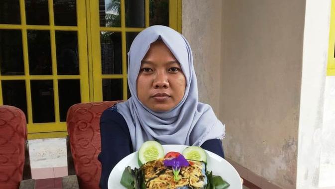 Henni Martini, warga Palembang yang mengolah bunga telang menjadi nasi bakar biru yang nikmat dan mengenyangkan (Liputan6.com / Nefri Inge)