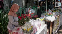 Penjual menata bunga tabur di TPU Karet Tengsin, Jakarta, Minggu (27/3/2022). Sebagian warga memanfaatkan waktu jelang Ramadan menjadi penjual bunga tabur musiman untuk memenuhi kebutuhan ziarah ke makam yang dijual Rp 5.000 - Rp 20.000 per kantong plastik. (Liputan6.com/Faizal Fanani)